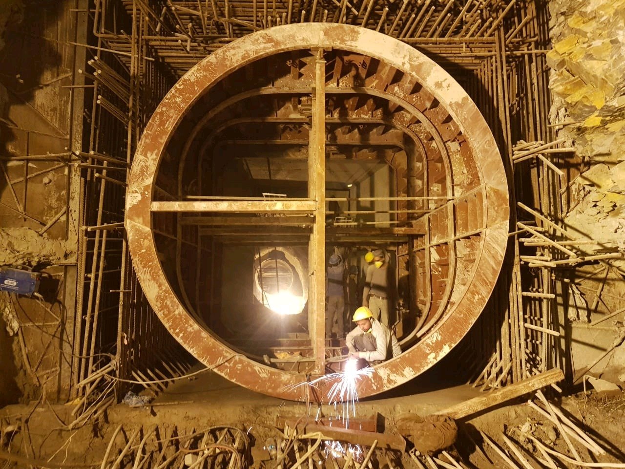 Circular tunnel gantry shutter