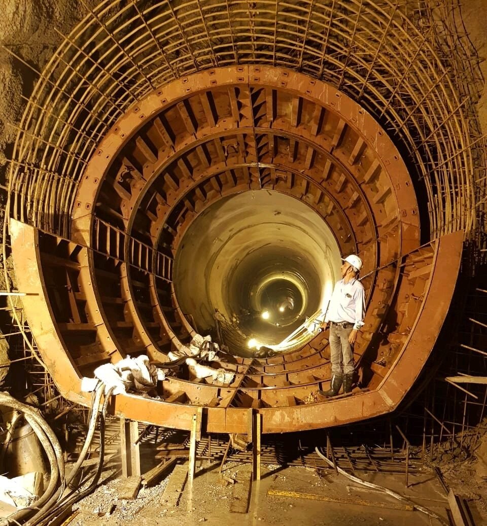 Mhs-shape tunnel gantry