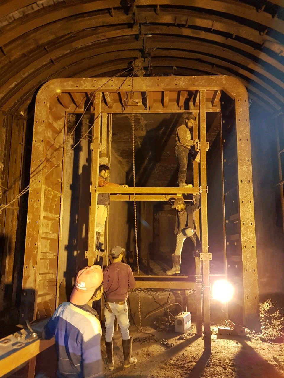 Rectangular tunnel gantry shutter