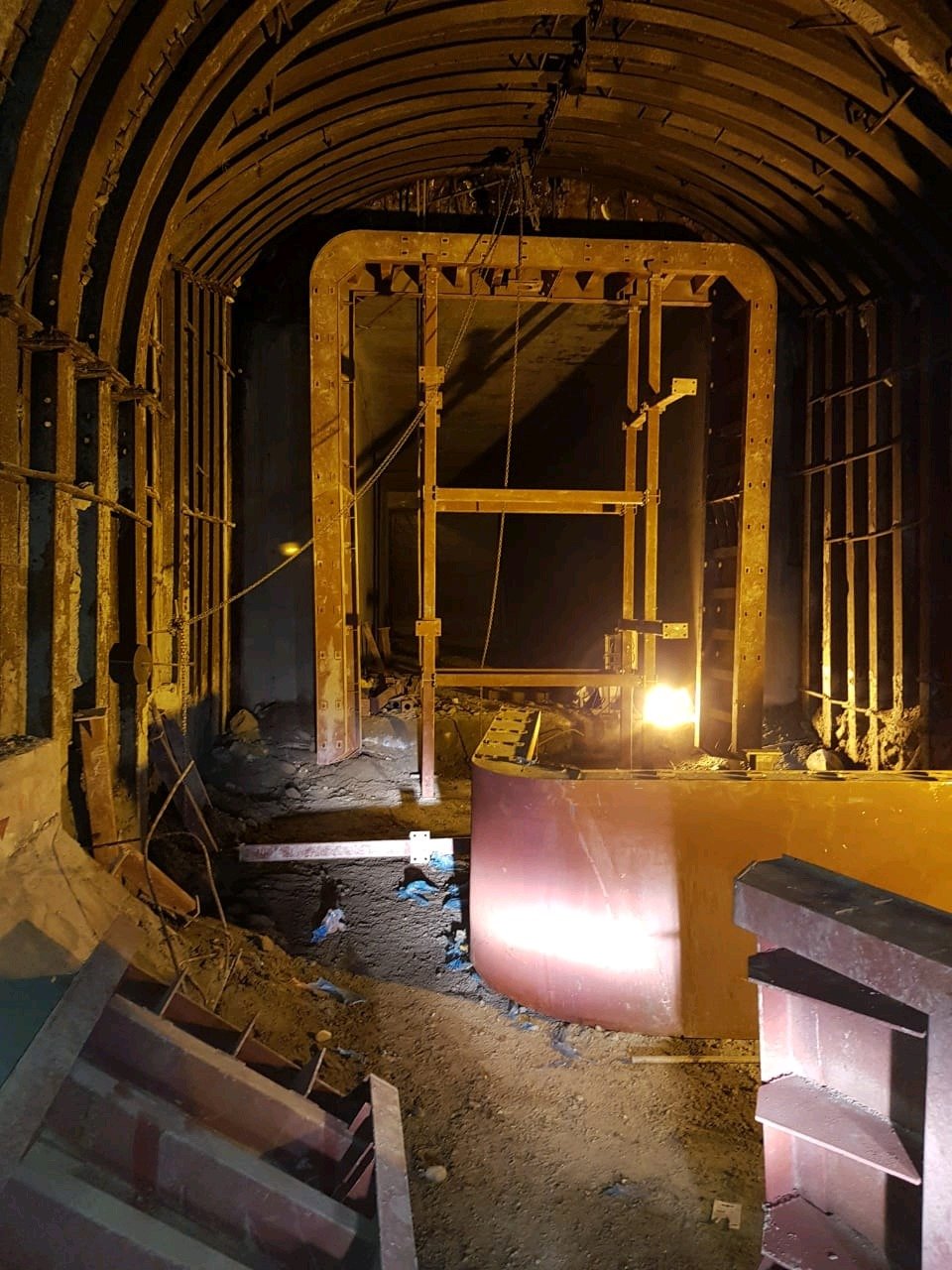 Rectangular tunnel gantry shutter