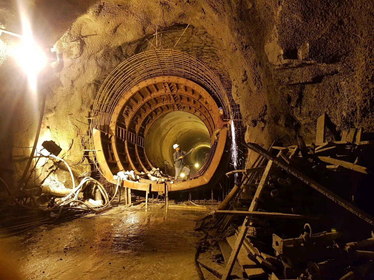 Mhs-shape tunnel gantry