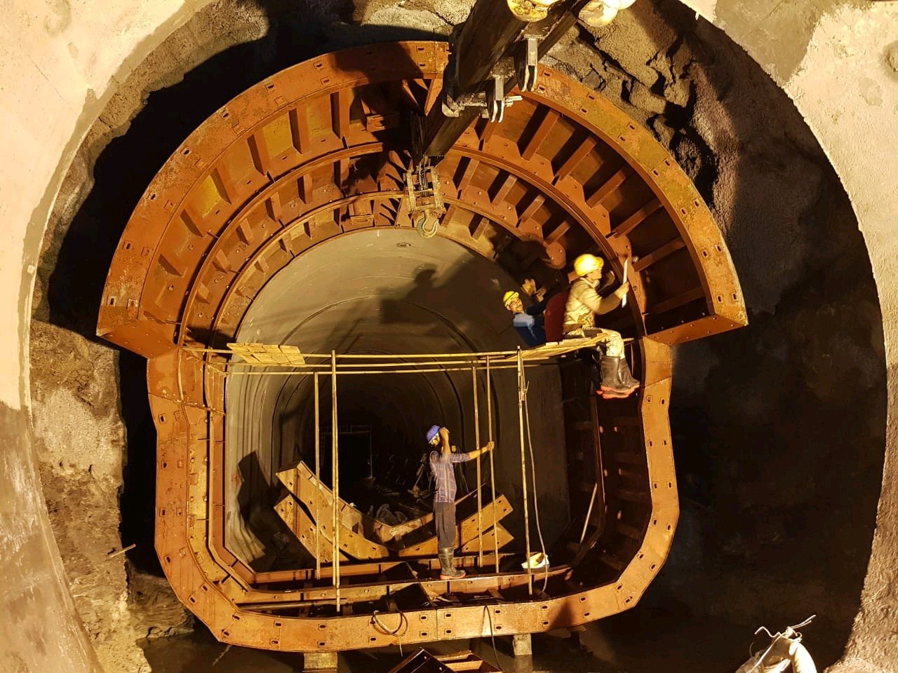 Mhs-shape tunnel gantry
