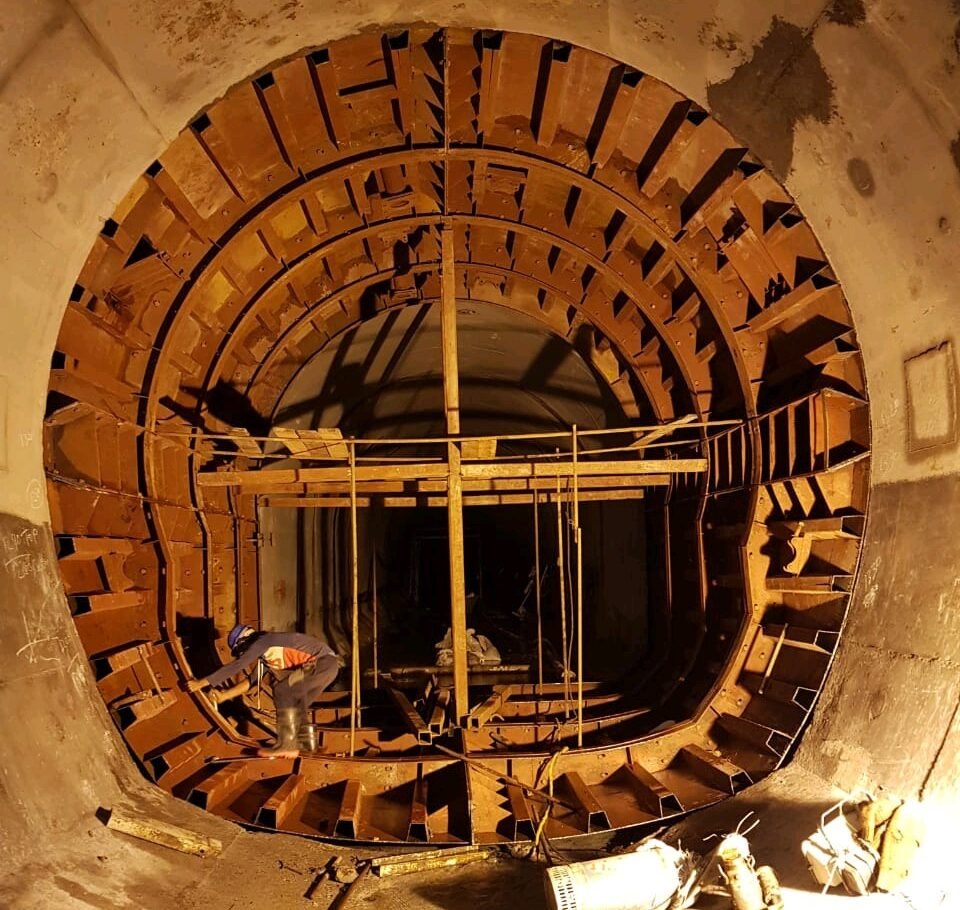 Mhs-shape tunnel gantry